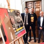 Romizi, Pompili e Perari davanti all'opera donata al Comune