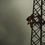 I lavori sul traliccio dell'Enel