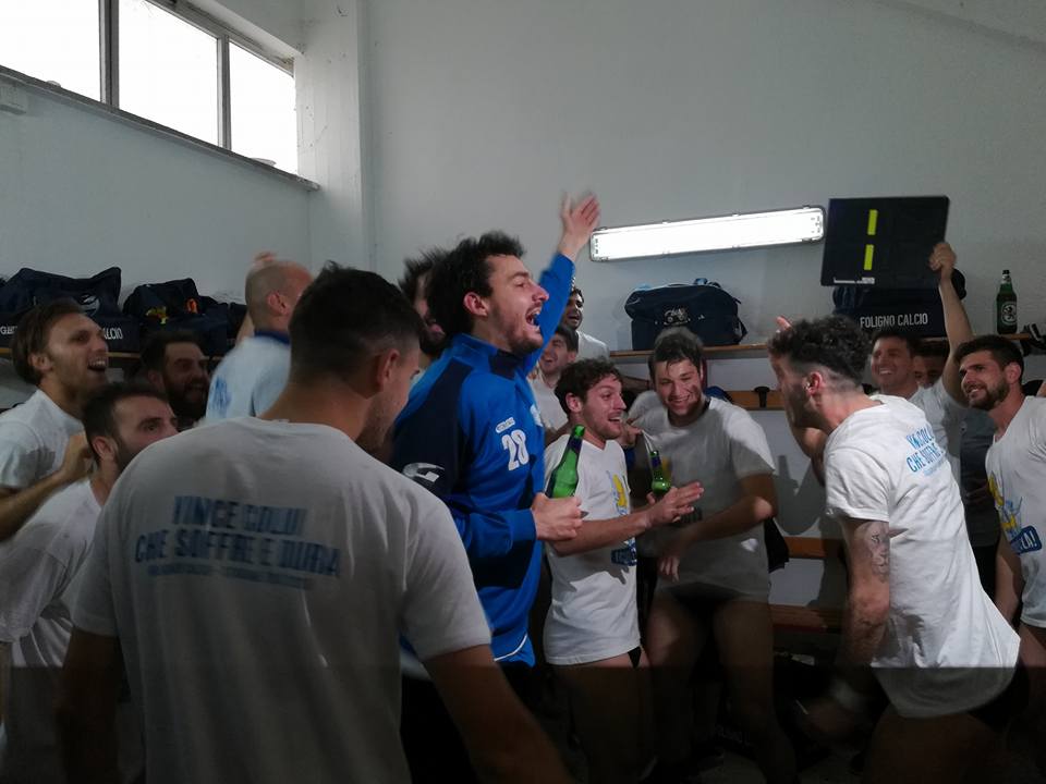 I festeggiamenti del Foligno calcio (foto Facebook)