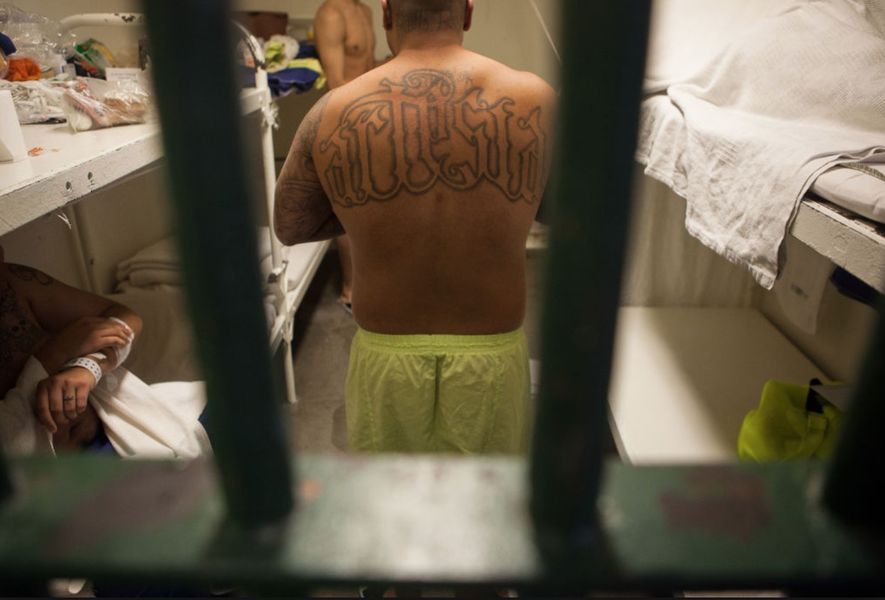 Un detenuto in carcere