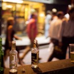 Bottiglie fuori da un bar. Repertorio