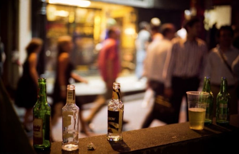 Bottiglie fuori da un bar. Repertorio