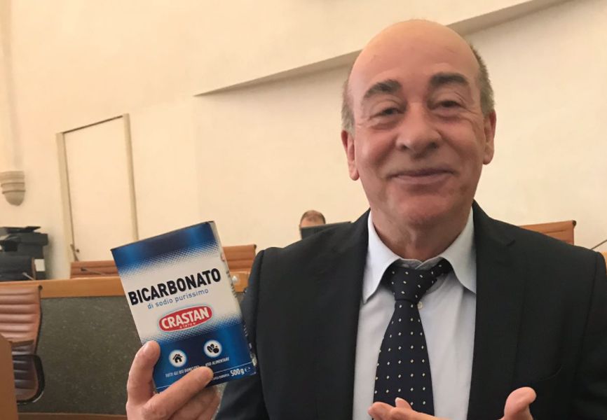 Carmine Camicia con il bicarbonato in Consiglio comunale