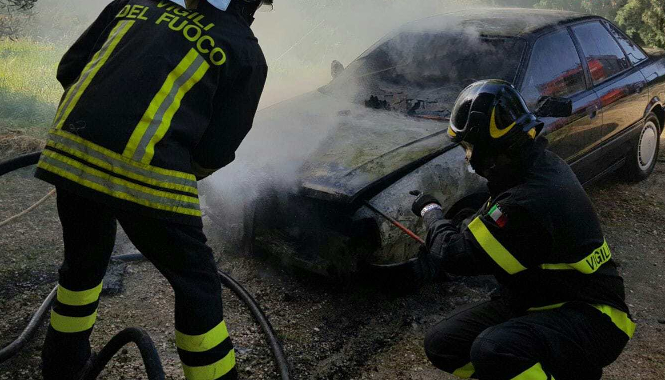Auto in fiamme ad Amelia
