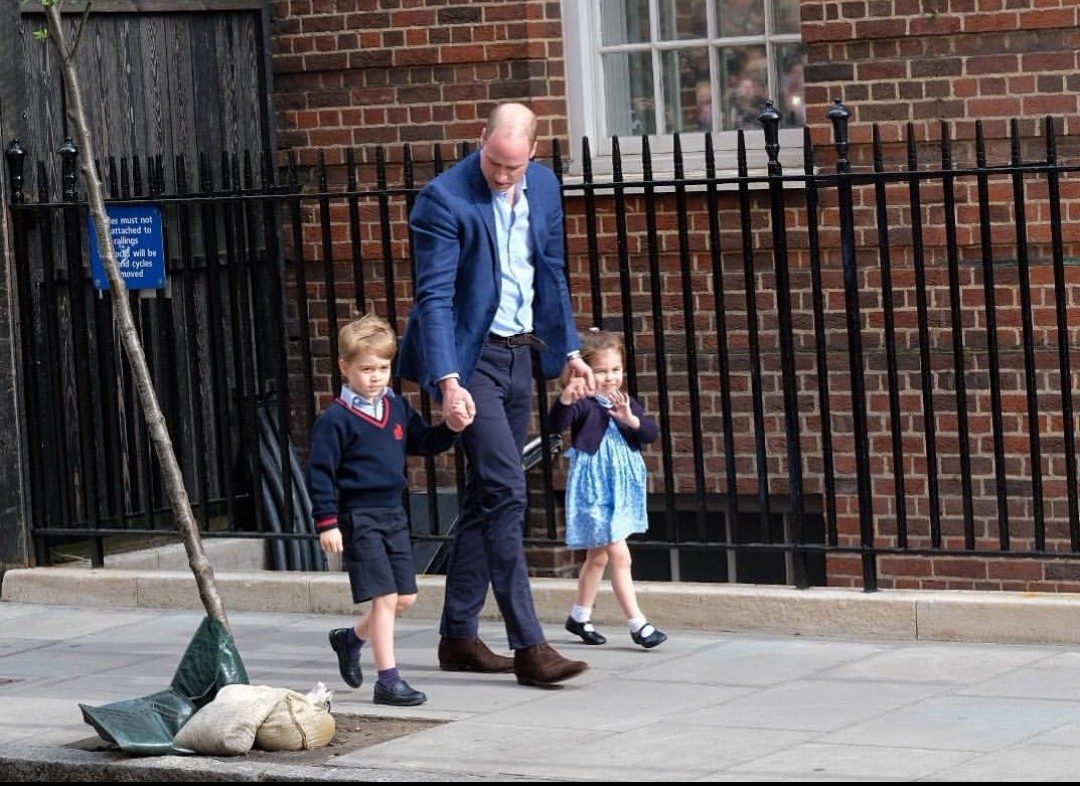 William con George e Charlotte arrivano in ospedale (foto Instagram Kensington palace)