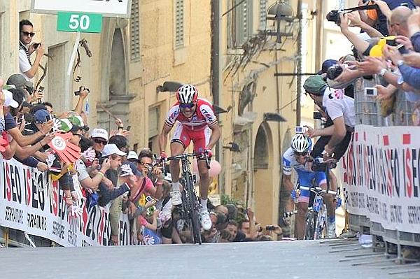 Giro d'Italia, l'arrivo in piazza del Comune ad Assisi nel 2012