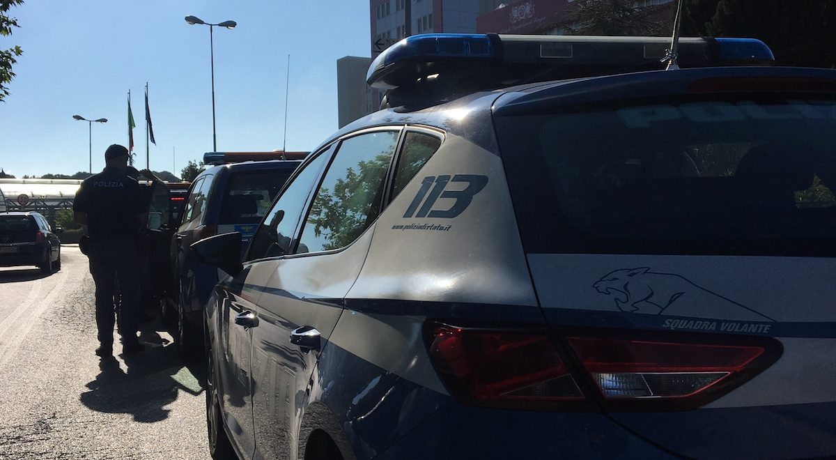 I controlli della polizia nei parcheggi dell'ospedale