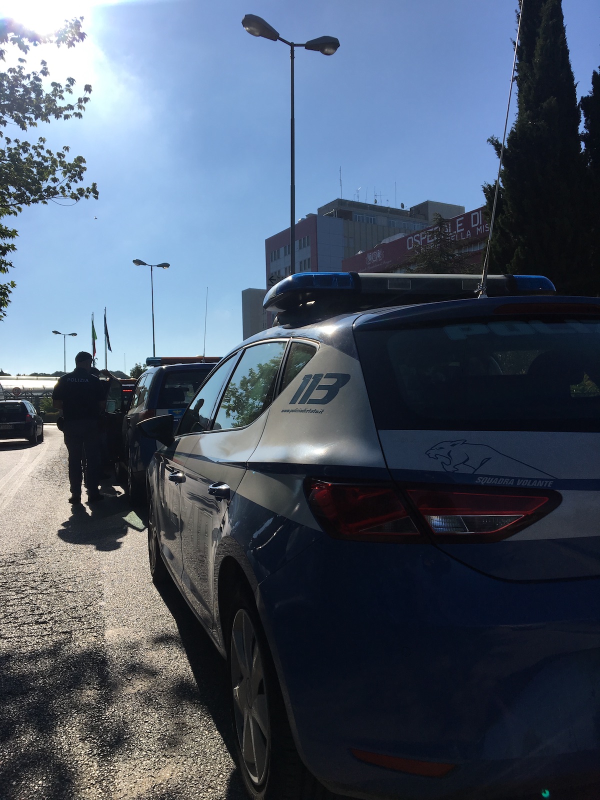 I controlli della polizia nei parcheggi dell'ospedale