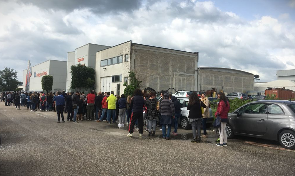 Tutti in coda per acquistare i biglietti per la Sir