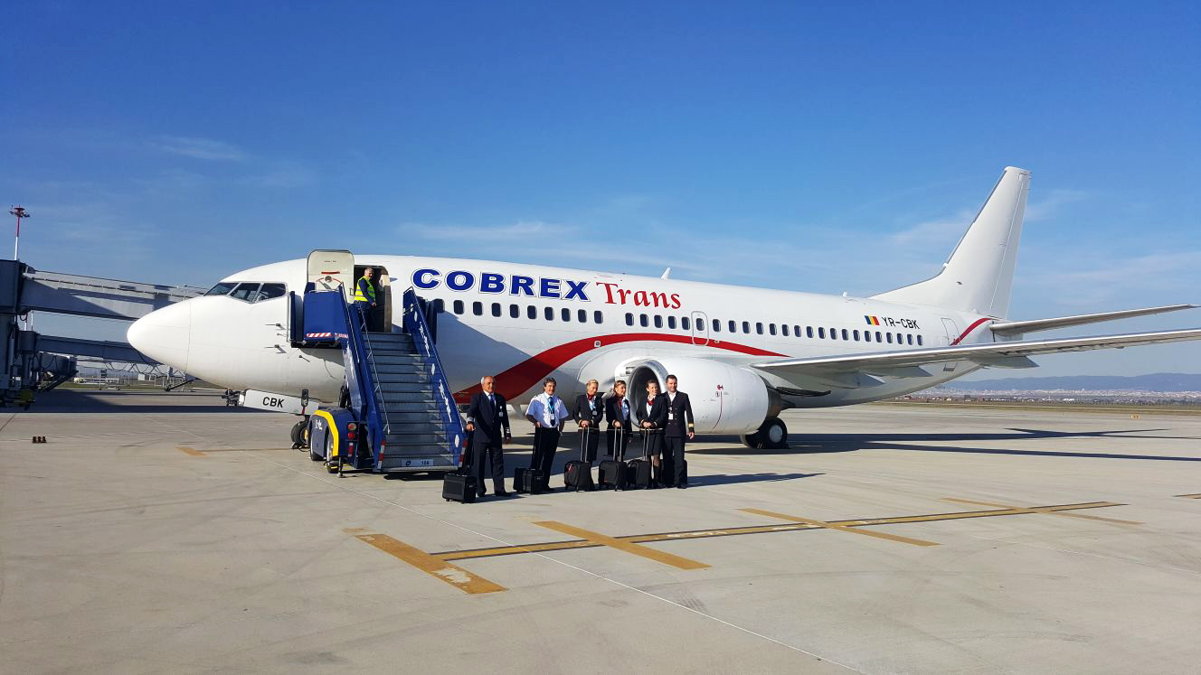 Il Boeing 737-300 di Cobrex Trans all'aeroporto San Francesco