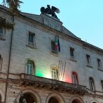 Il palazzo della Provincia e della Prefettura di Perugia illuminato con il tricolore