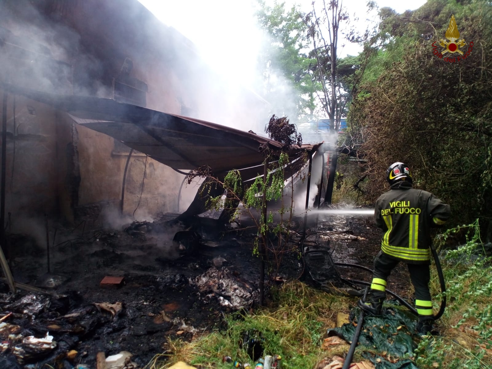 L'incendio all'ex centro sociale a Ponte San Giovanni