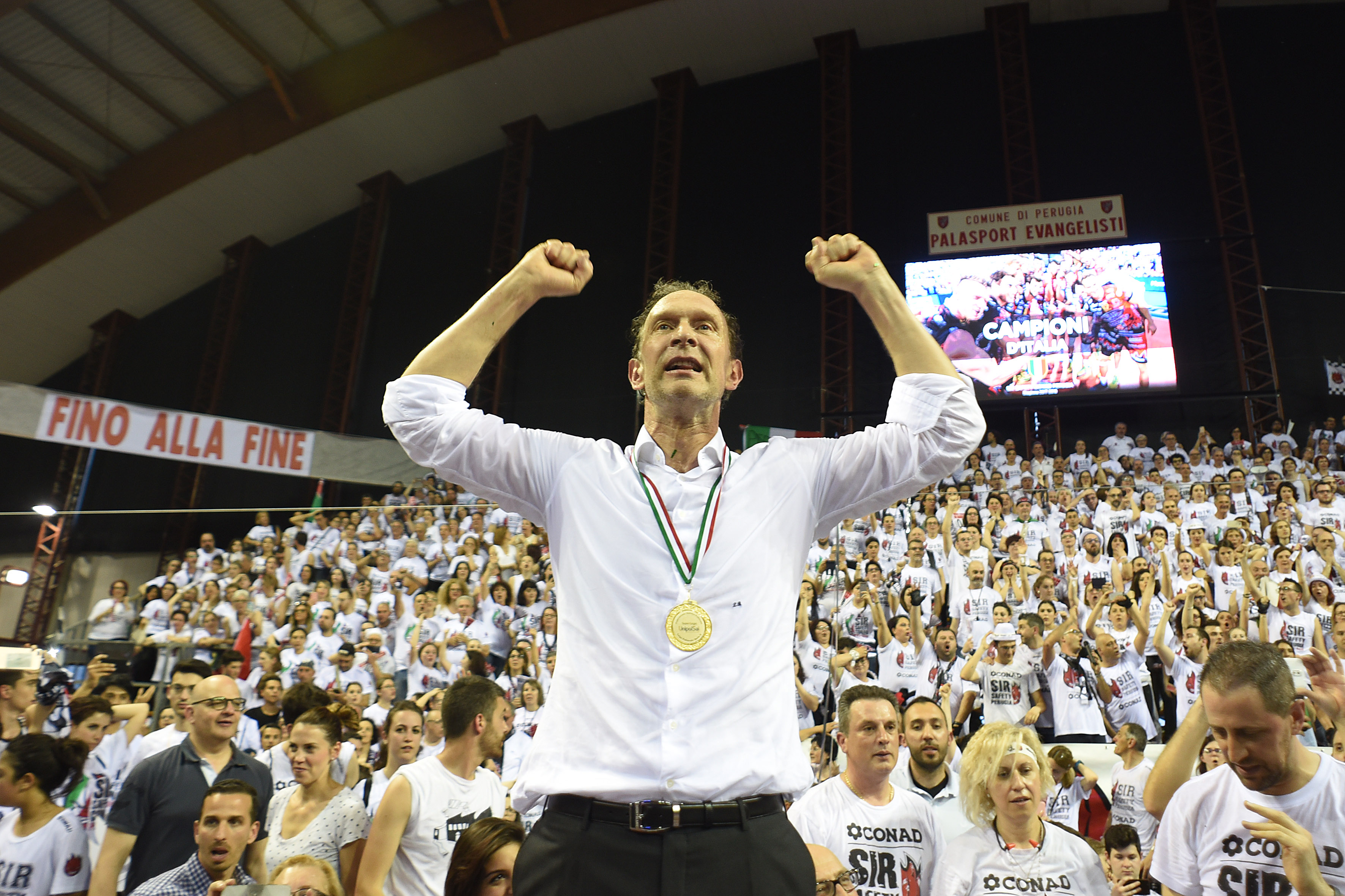 Lorenzo Bernardi e lo scudetto con la Sir (foto Settonce, ©RIPRODUZIONE RISERVATA)