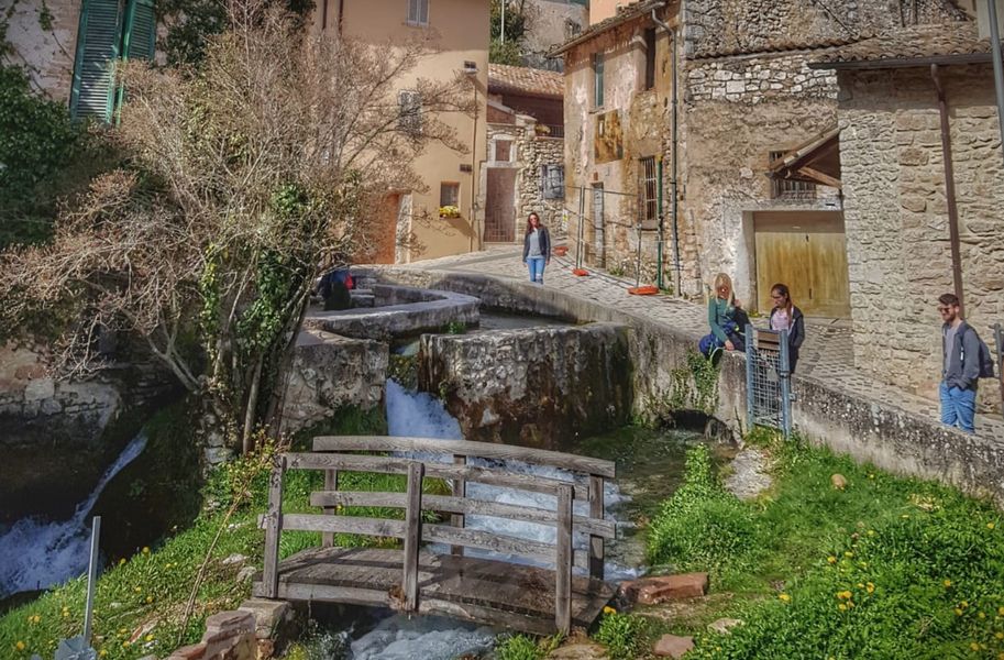 Turisti a Rasiglia, Foligno (foto Alessio Alunni Breccolenti) - @RIPRODUZIONE RISERVATA