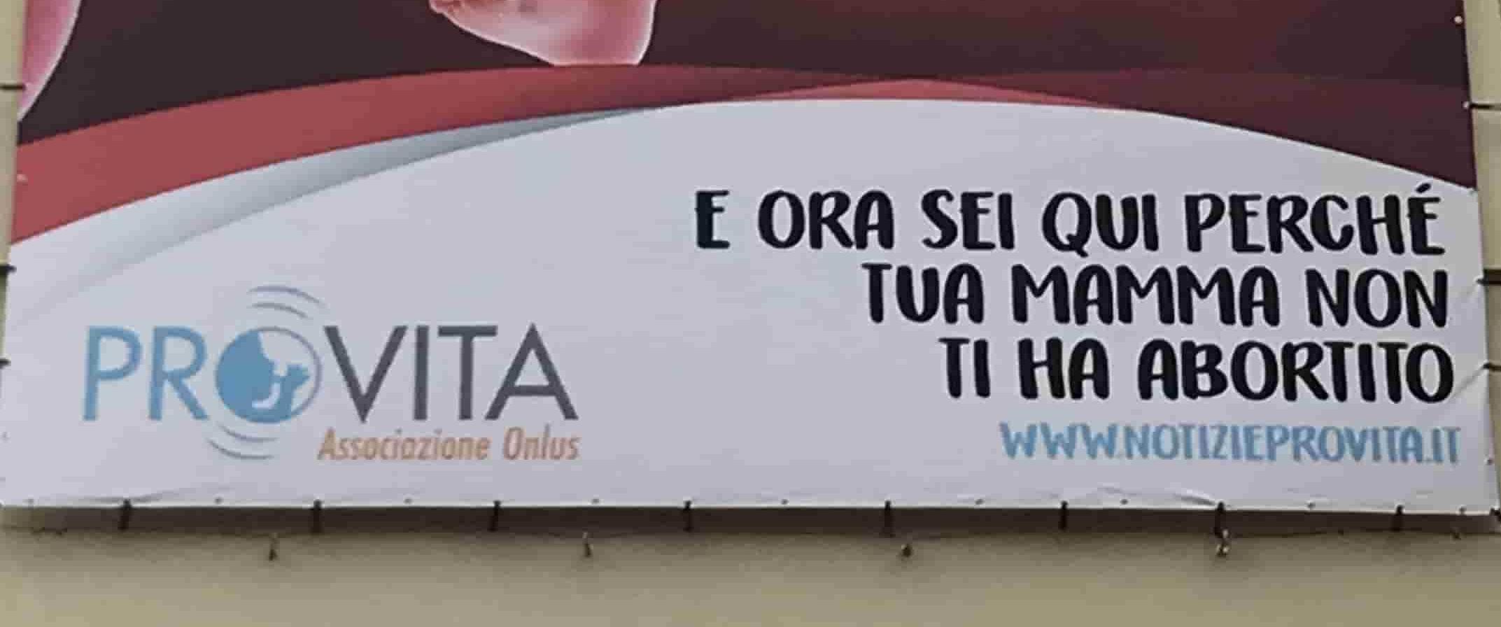 Uno dei manifesti anti aborto