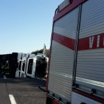 Camion intraversato sulla strada, intervento dei vigili del fuoco. Repertorio