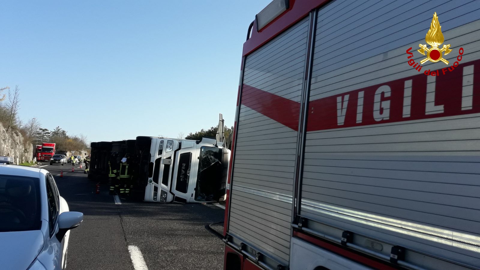 Camion intraversato sulla strada, intervento dei vigili del fuoco. Repertorio