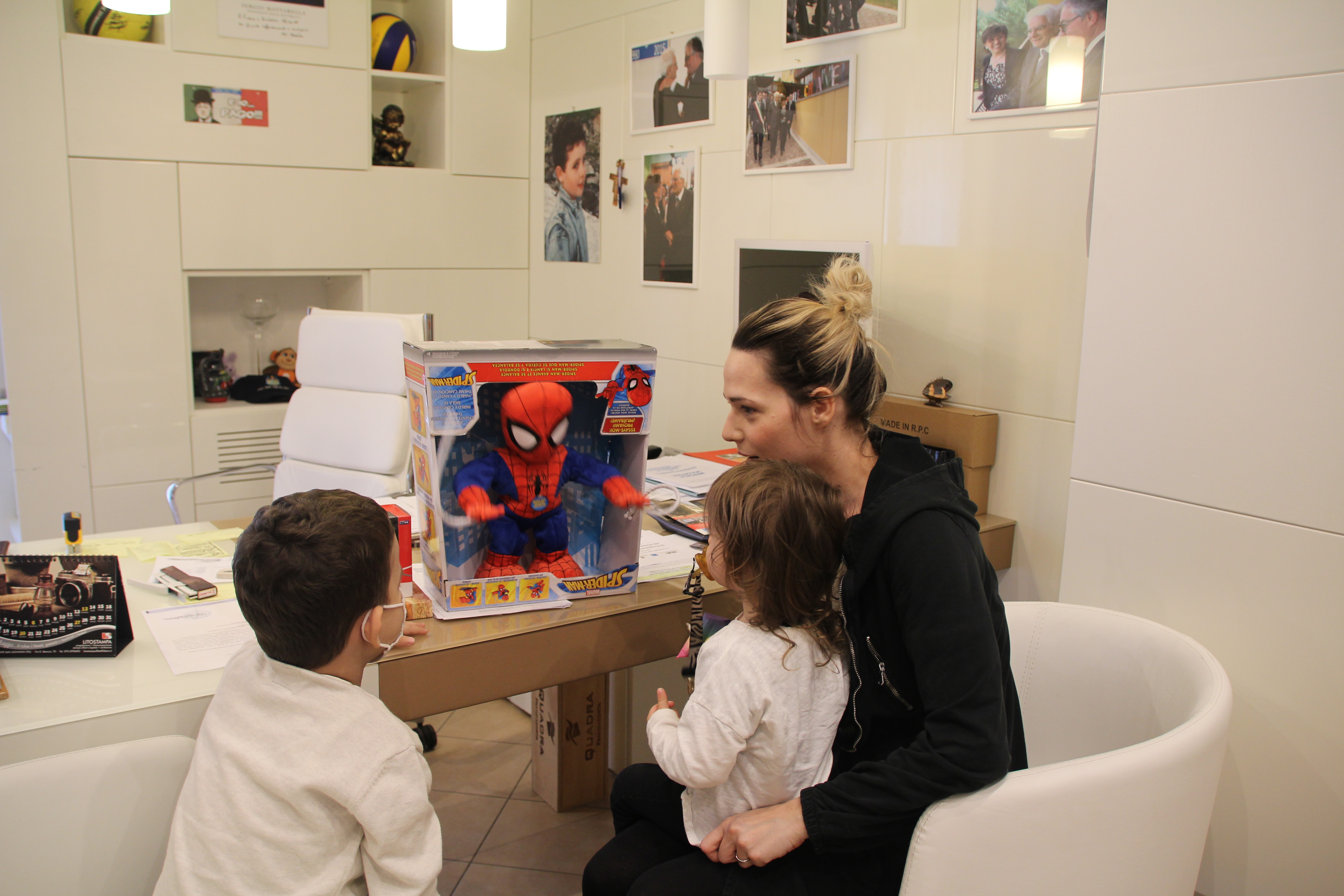 Laura Chiatti con i bambini del Chianelli