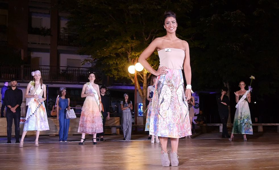 "La donna" di Simona Costa, opera premiata con la fascia di Miss Tela dipinta. (foto Puzzle wedding events) - ©RIPRODUZIONE RISERVATA