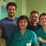 Eleonora, Mariano il dottor Saverio Arena e le ostetriche (foto Facebook)