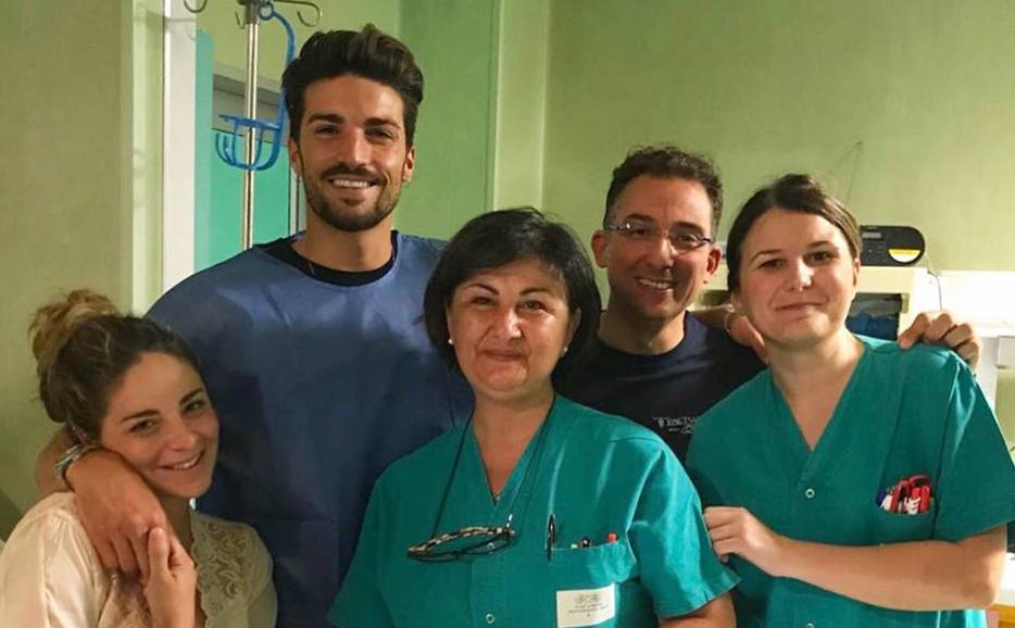 Eleonora, Mariano il dottor Saverio Arena e le ostetriche (foto Facebook)