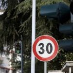 Semaforo e limite di velocità a 30 km/h