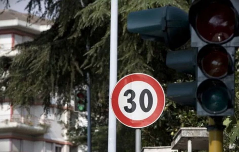 Semaforo e limite di velocità a 30 km/h