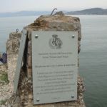 Cippo in ricordo degli ebrei confinati, poi liberati, all'isola Maggiore
