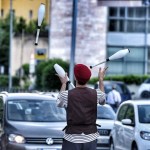 Giocoliere al semaforo a Perugia (foto Settonce) - © RIPRODUZIONE RISERVATA