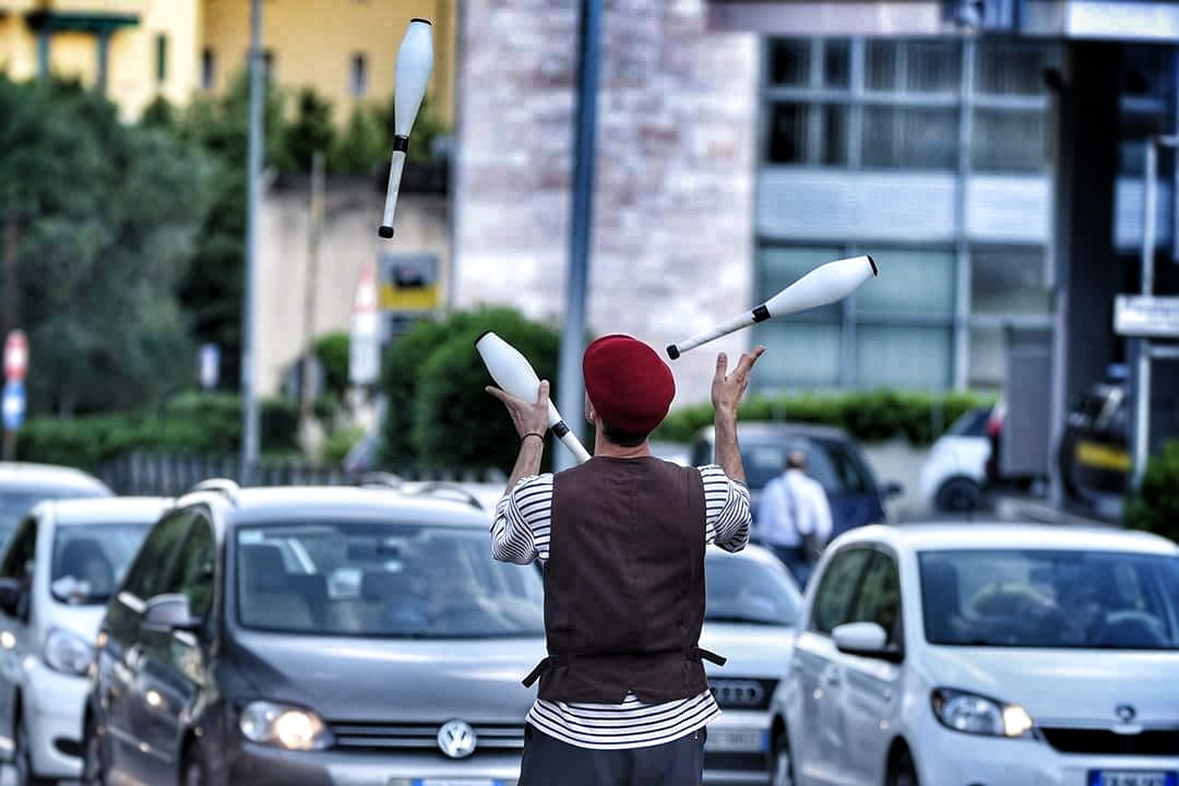Giocoliere al semaforo a Perugia (foto Settonce) - © RIPRODUZIONE RISERVATA