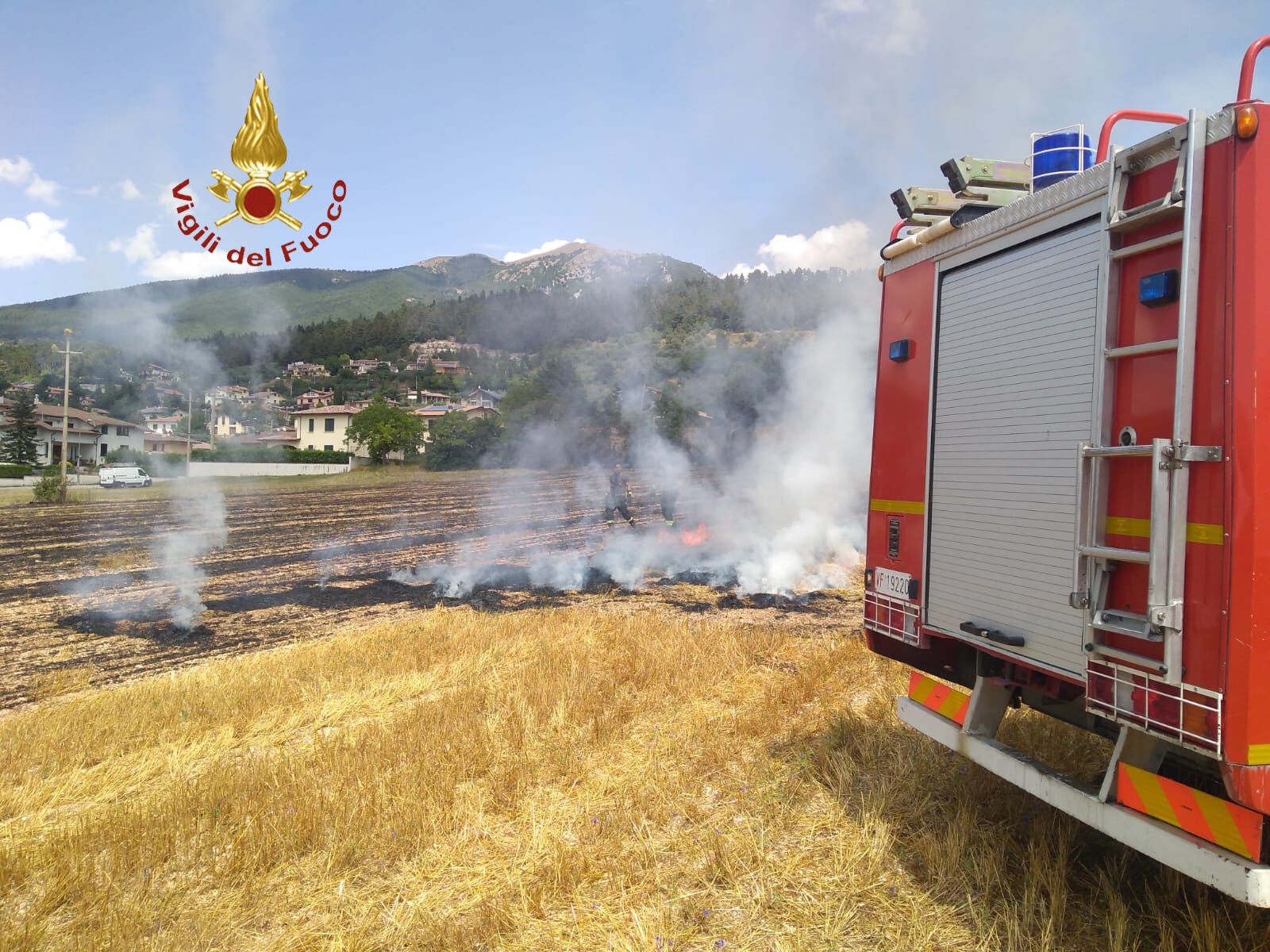 Il campo andato a fuoco a Gualdo Tadino