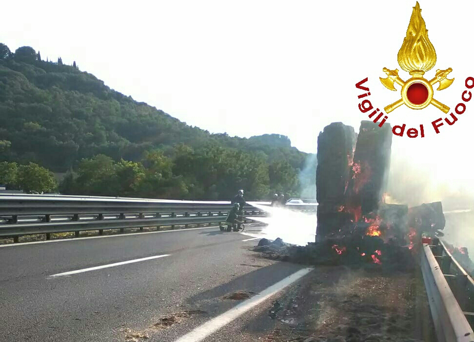 L'intervento dei vigili del fuoco sulla A1