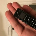 Un telefono cellulare di dimensioni ridottissime