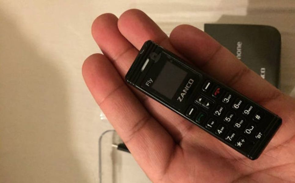 Un telefono cellulare di dimensioni ridottissime