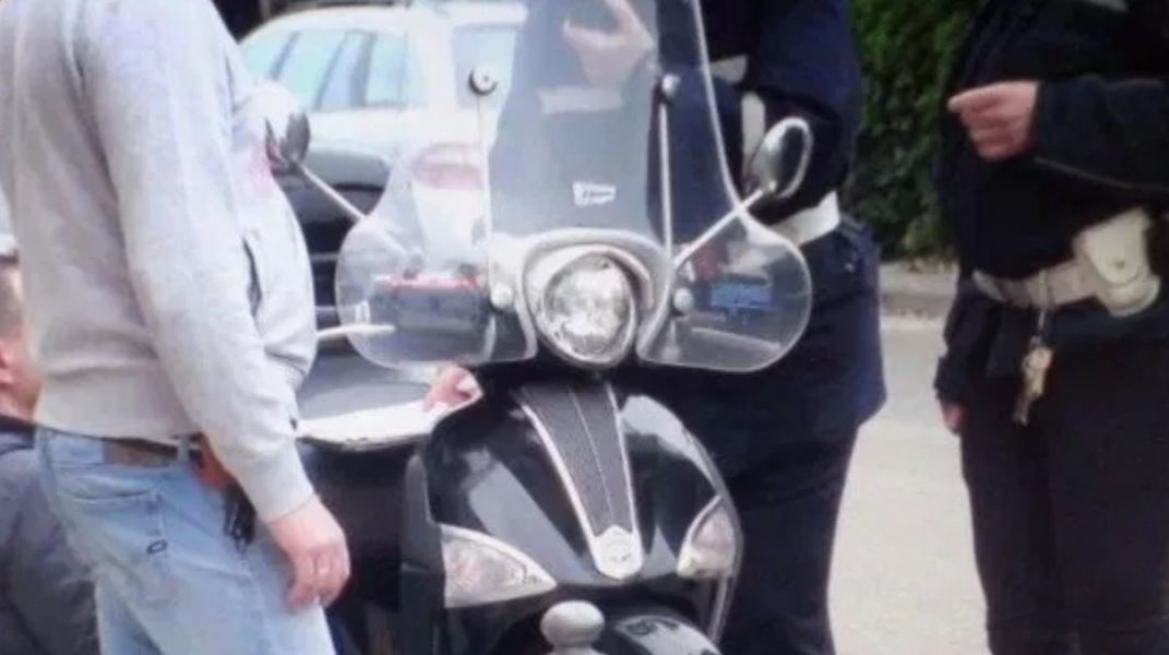 Fermato dalla polizia con lo scooter pieno di droga. Repertorio