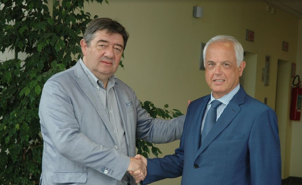Stretta di mano tra Patrizio Angelozzi e Imolo Fiaschini