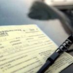 Multa sul parabrezza di un'auto