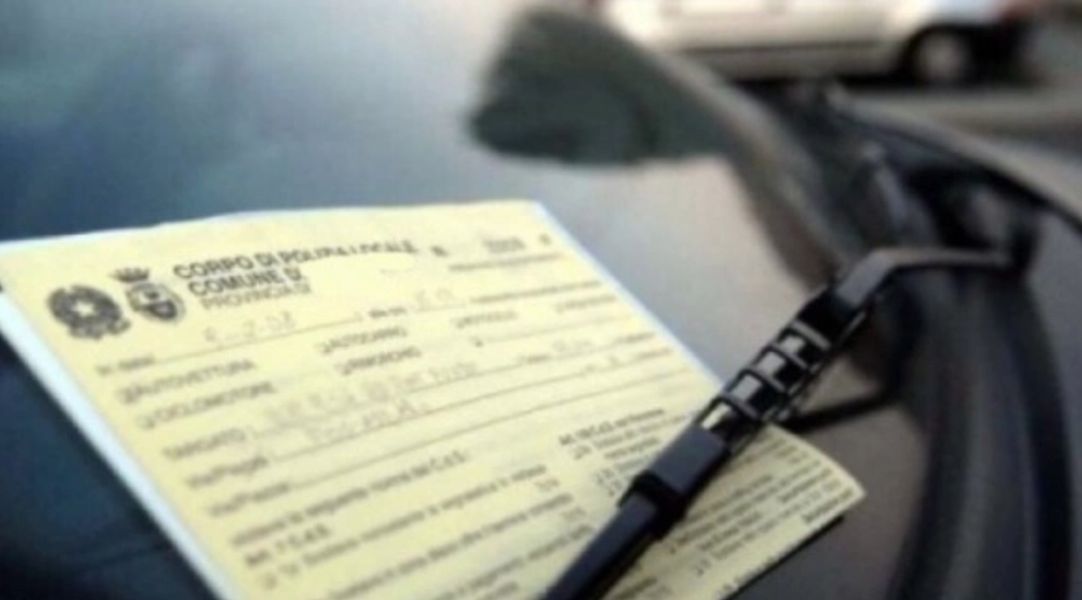 Multa sul parabrezza di un'auto