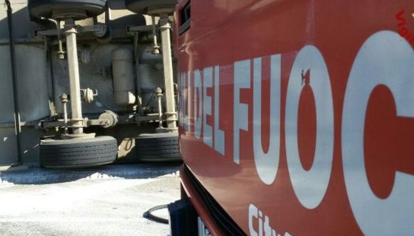 Camion si ribalta, intervento dei vigili del fuoco. Repertorio