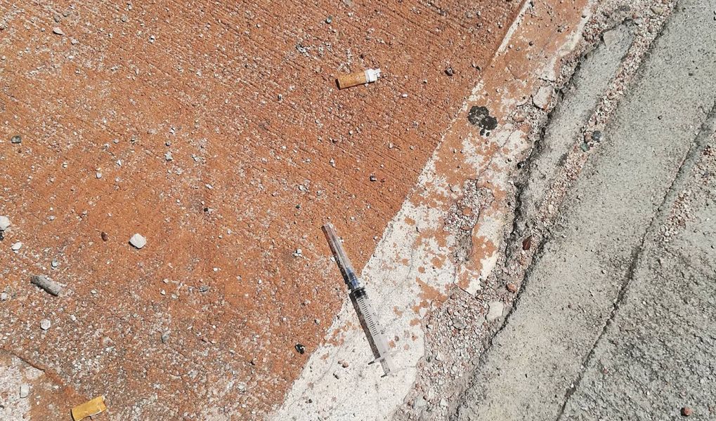 La foto scattata dalla giovane madre alla siringa trovata a terra