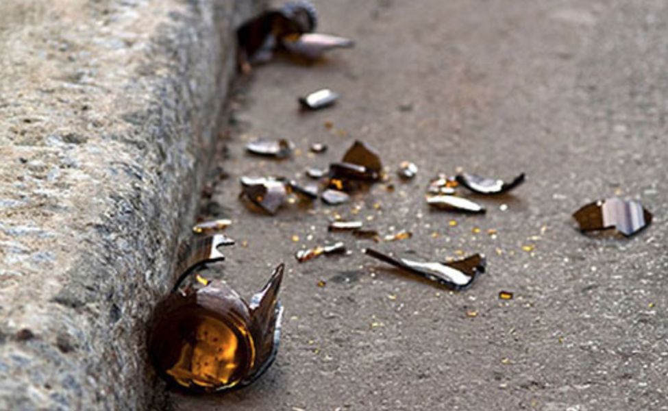 Bottiglia rotta a terra