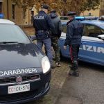 Carabinieri e polizia eseguono un fermo. Repertorio