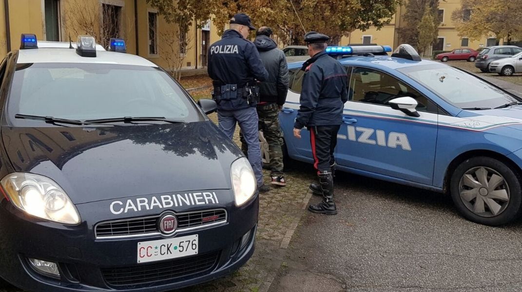 Carabinieri e polizia eseguono un fermo. Repertorio