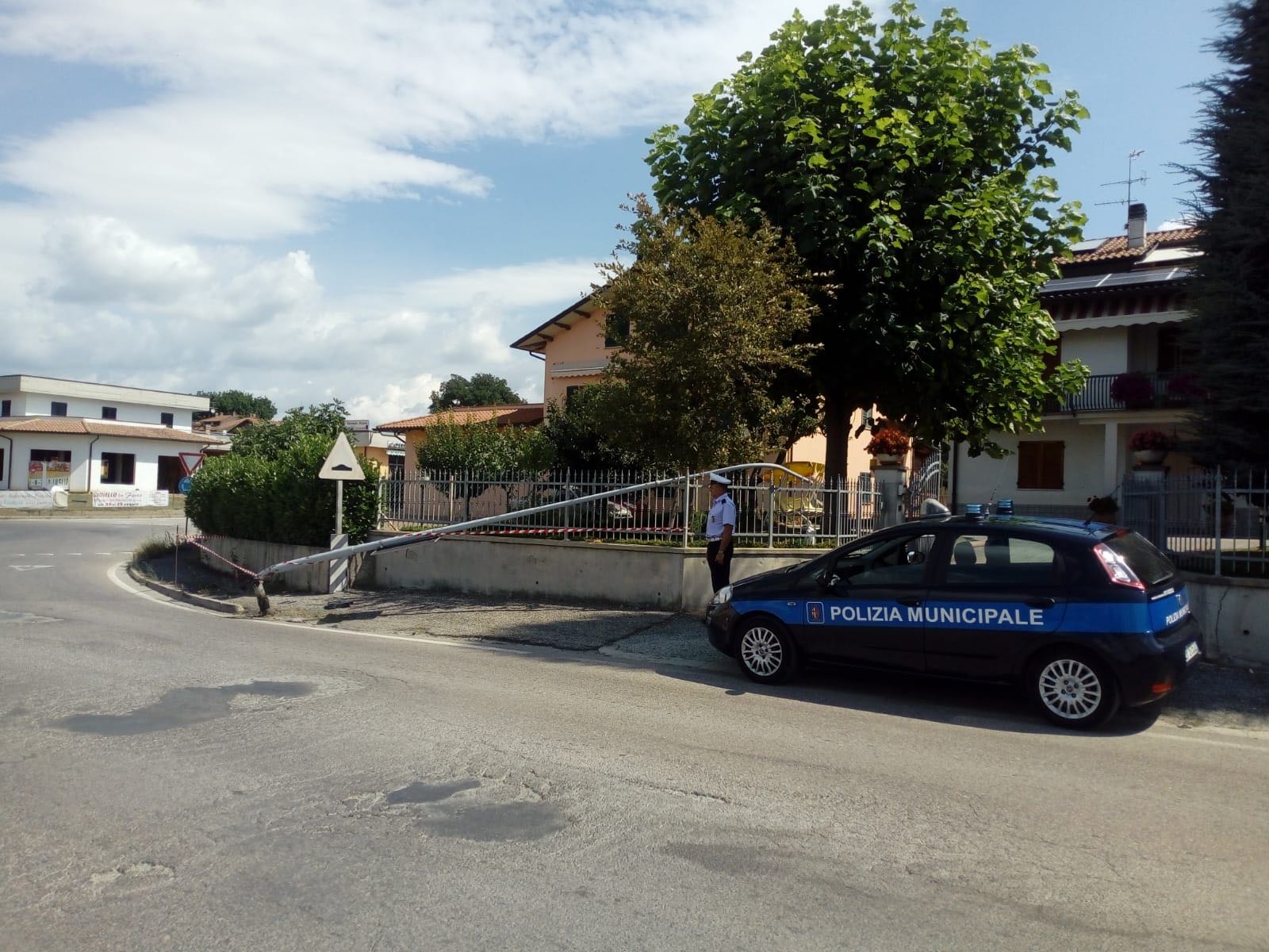 Palo della luce divelto a Città di Castello