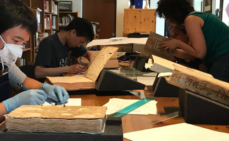 Studenti impegnati nella conservazione preventiva nell'archivio diocesano