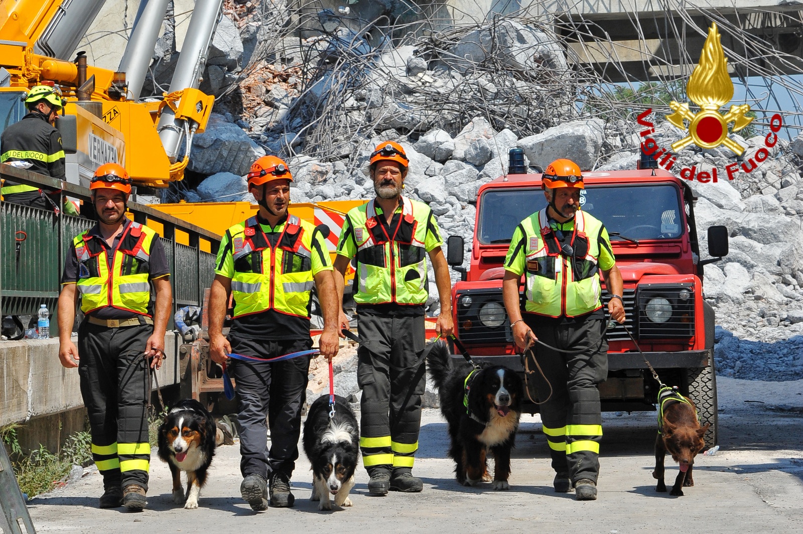 I vigili del fuoco umbri intervenuti a Genova dopo il crollo del ponte Morandi