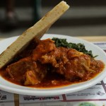 Il pollo all'arrabbiata servito con la torta al testo