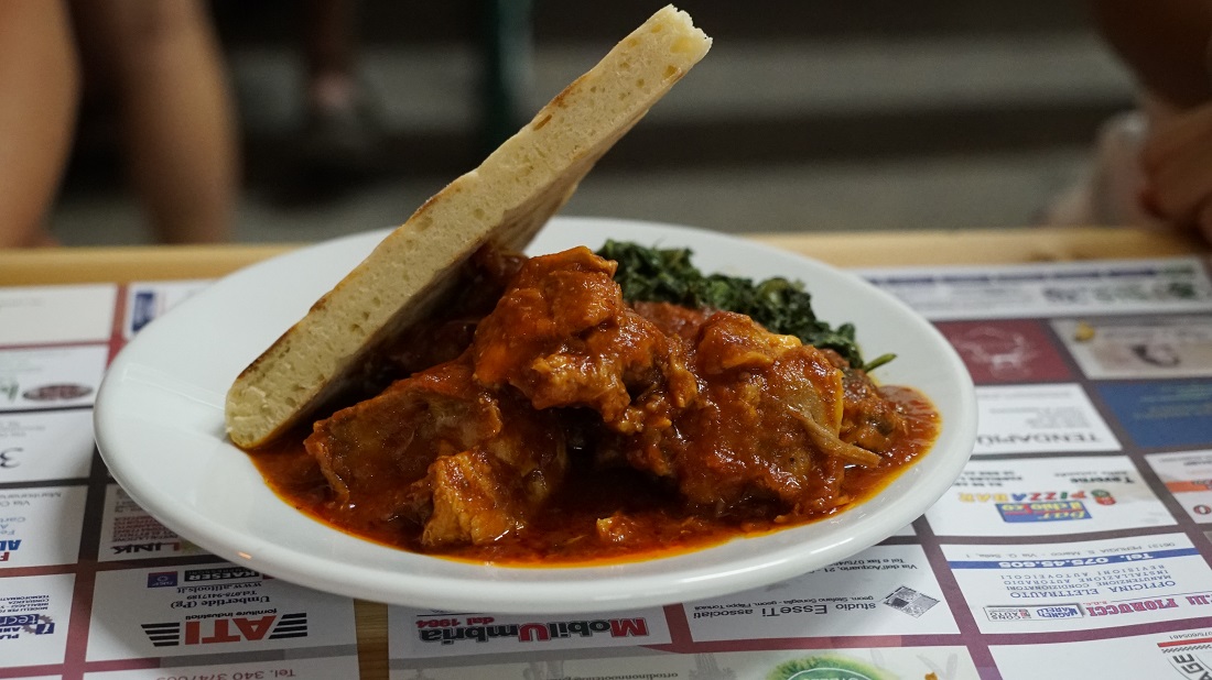 Il pollo all'arrabbiata servito con la torta al testo