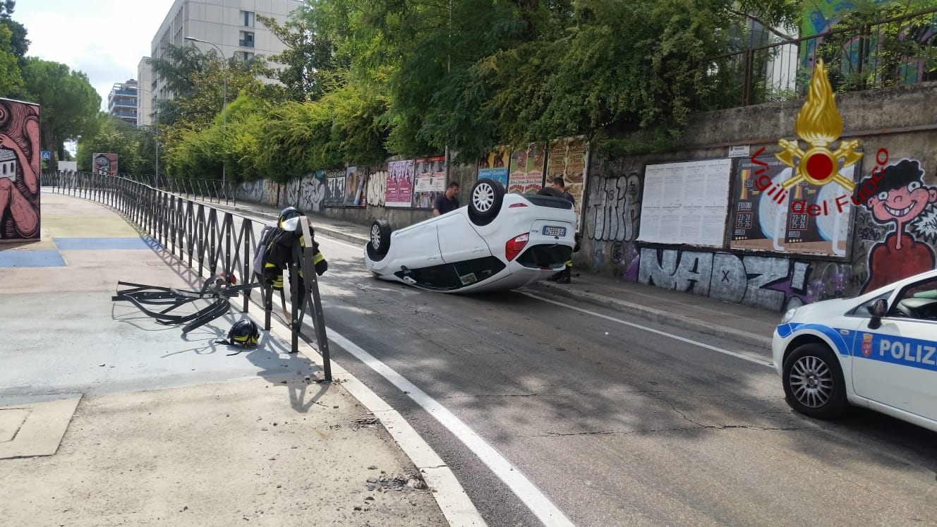 L'incidente in via Sicilia e l'intervento dei vigili del fuoco
