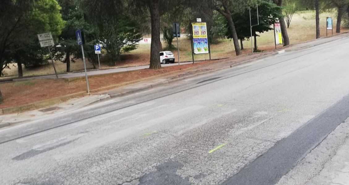 Strisce pedonali cancellate a Perugia, in via Magno Magnini (foto Cristina Busana)